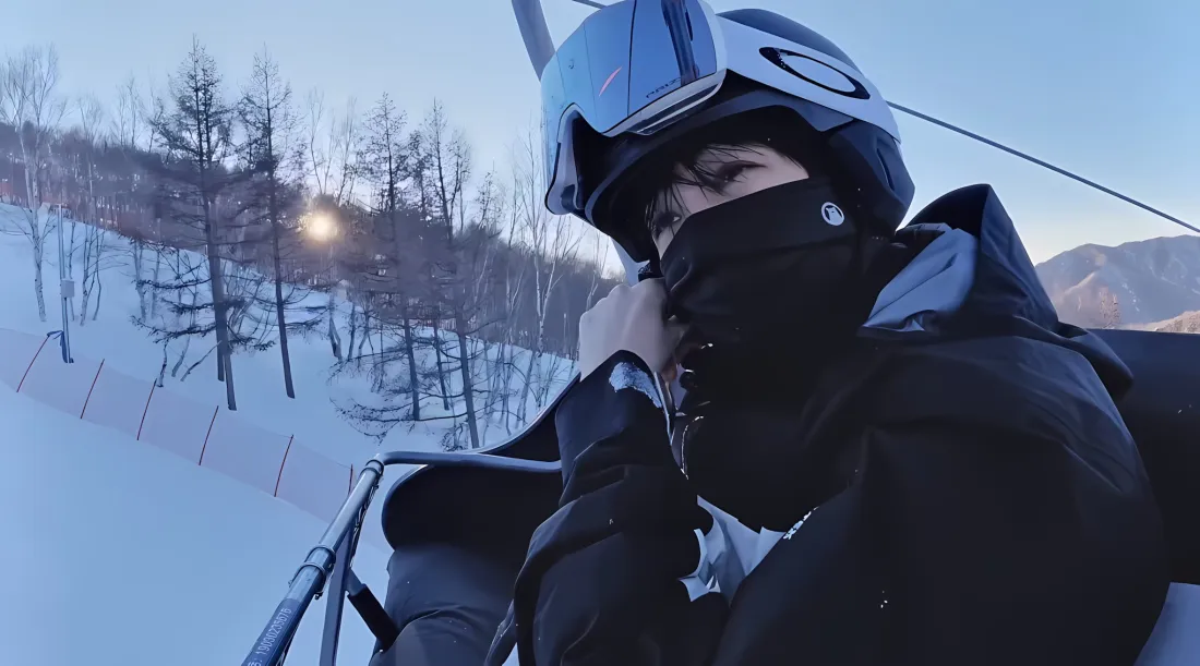 2k王俊凯雪地壁纸｜滑雪背景图片 - 黑色穿搭「哲风壁纸」