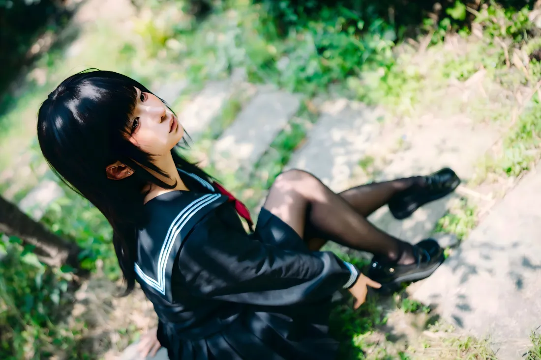 5kJK制服美女壁纸｜户外草地背景 - 黑丝写真「哲风壁纸」