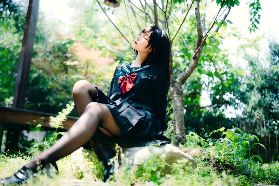 5kJK制服黑丝写真壁纸｜户外草地 - 美腿「哲风壁纸」