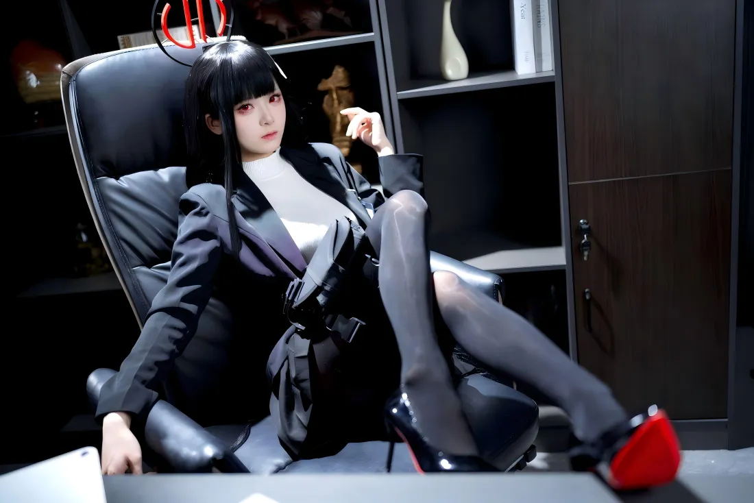 6k黑丝美女壁纸｜室内背景图 - 红鞋西装「哲风壁纸」