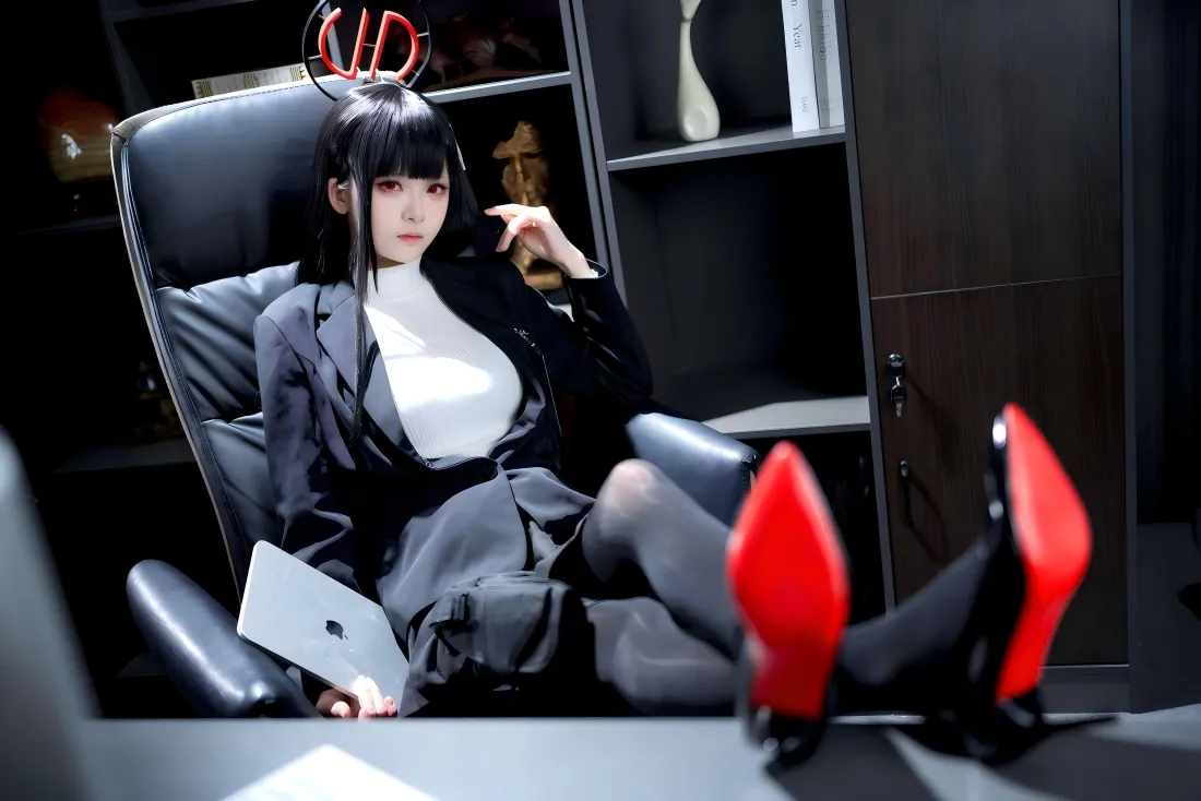 6k四宫辉夜cos壁纸｜黑丝红高跟 - 大长腿「哲风壁纸」