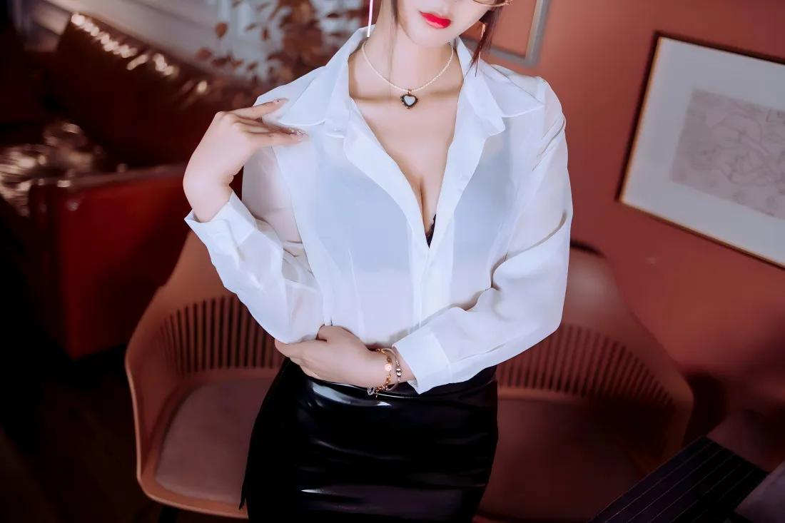 6k性感美女壁纸｜室内背景图片 - 白色衬衫皮裙「哲风壁纸」