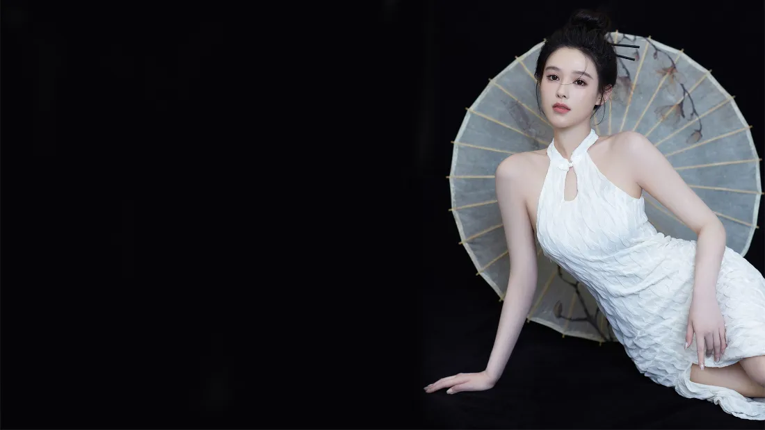 2k白色旗袍美女壁纸｜黑色背景 - 油纸伞「哲风壁纸」