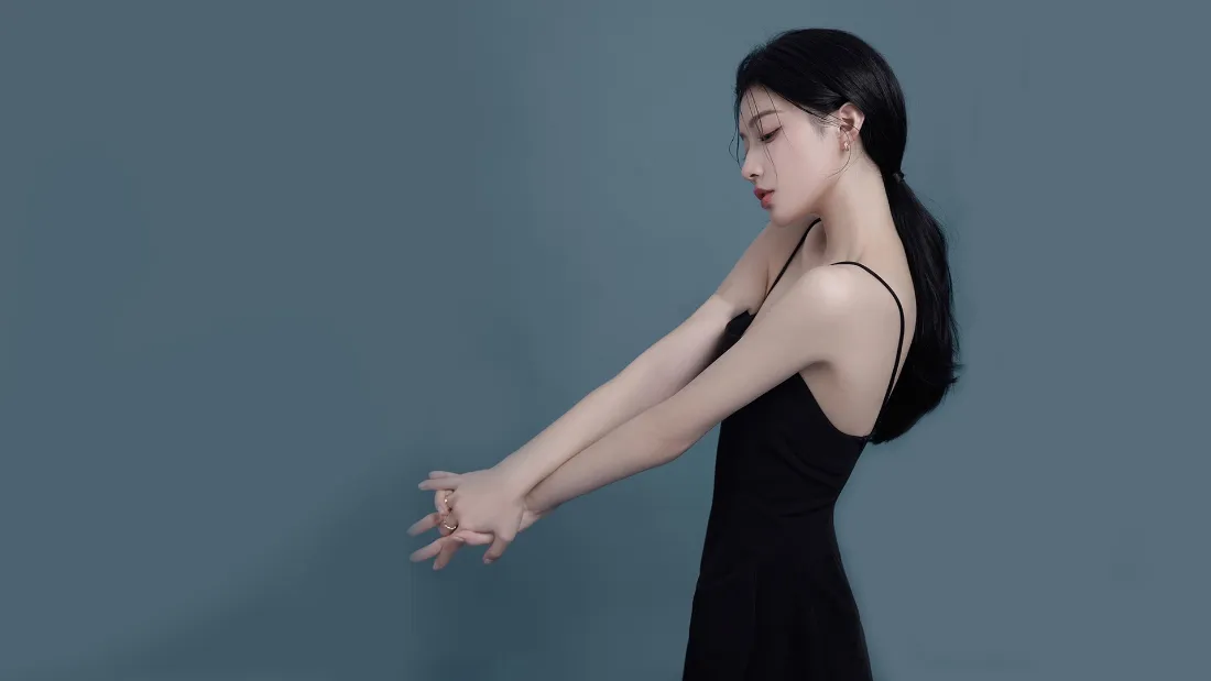 2k黑衣美女壁纸｜蓝色背景 - 优雅「哲风壁纸」