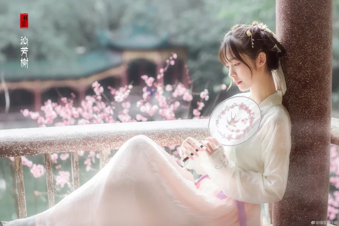 5k古风汉服壁纸｜桃花古亭背景 - 团扇女子「哲风壁纸」