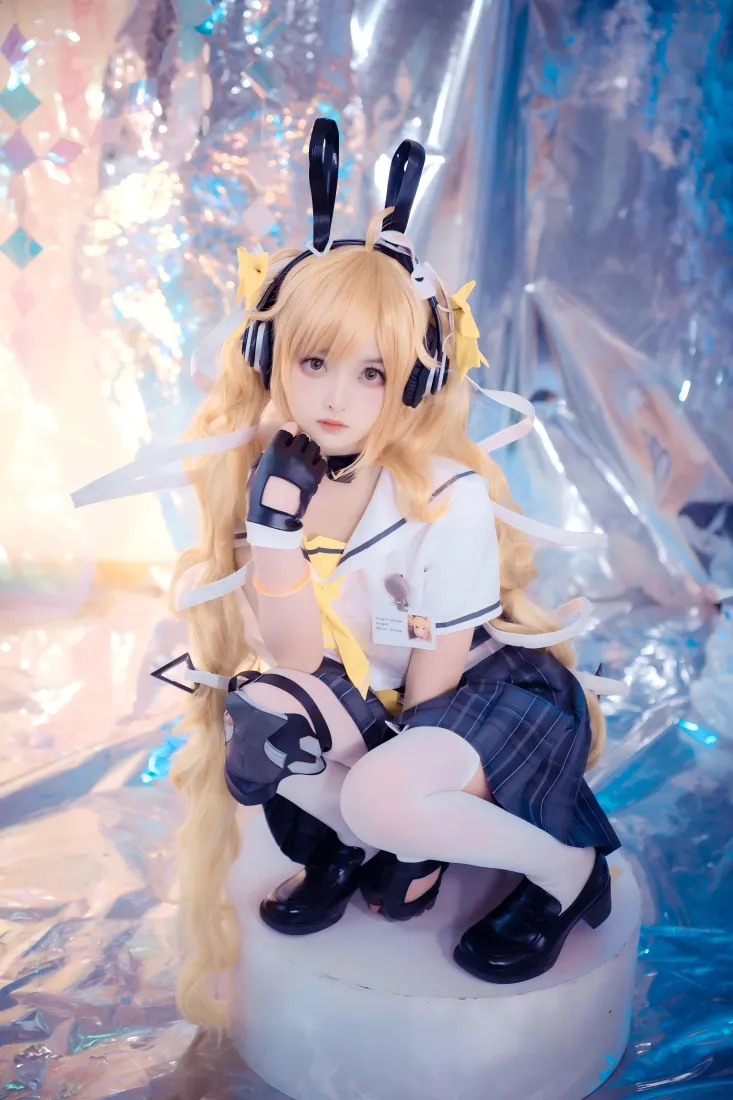 cos角色手机壁纸｜蓝色背景 - 金发白丝「哲风壁纸」