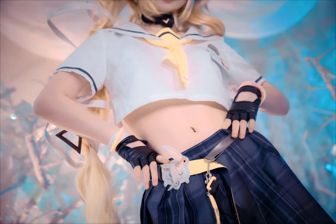 10k安琪拉cos壁纸｜蓝背景 - 水手服短裙「哲风壁纸」