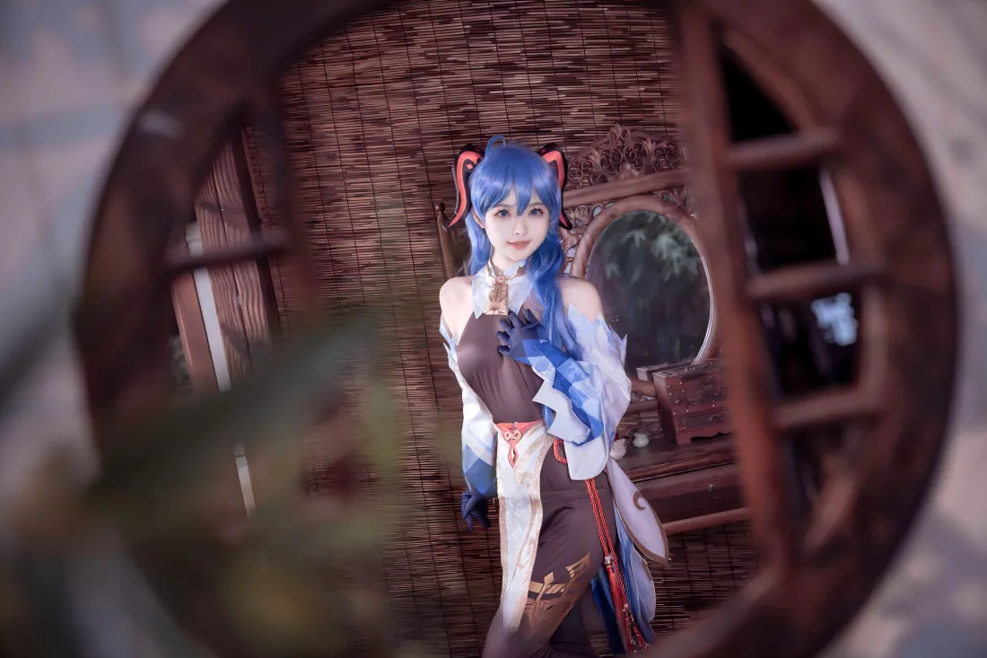 11k甘雨cos壁纸｜古风木窗背景图片 - 原神「哲风壁纸」