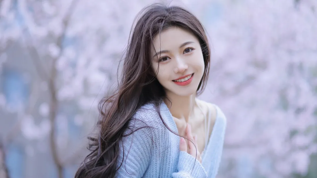 4k长发美女壁纸｜樱花背景 - 浅蓝衣「哲风壁纸」
