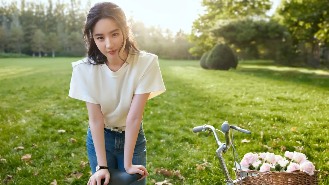 4k白衣美女壁纸｜草地背景 - 自行车「哲风壁纸」