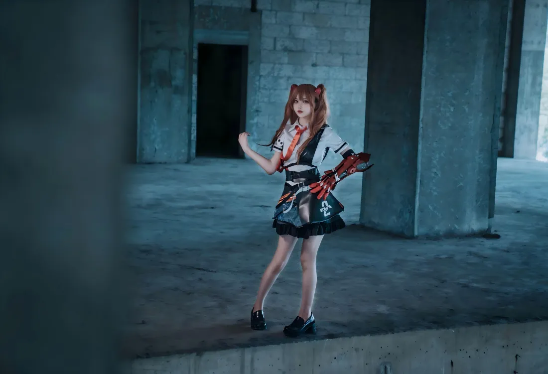 11k明月香cos壁纸｜废弃建筑 - 红衣短裙「哲风壁纸」