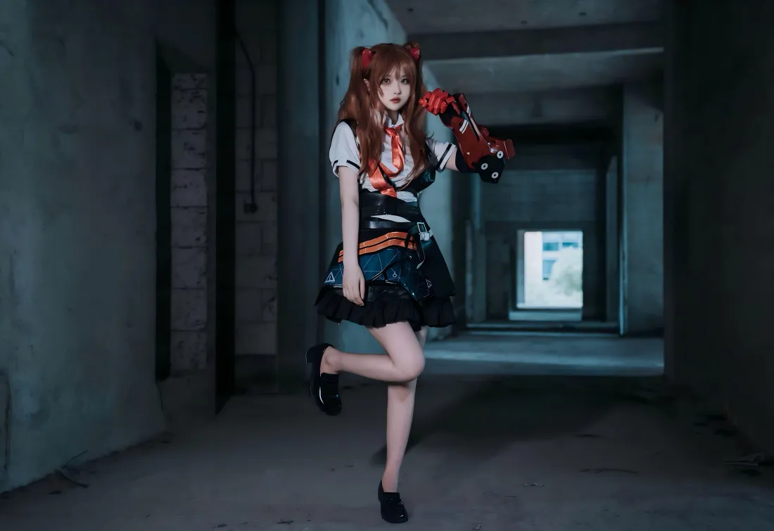 11k明月香cos壁纸｜走廊背景 - 红衣女孩「哲风壁纸」