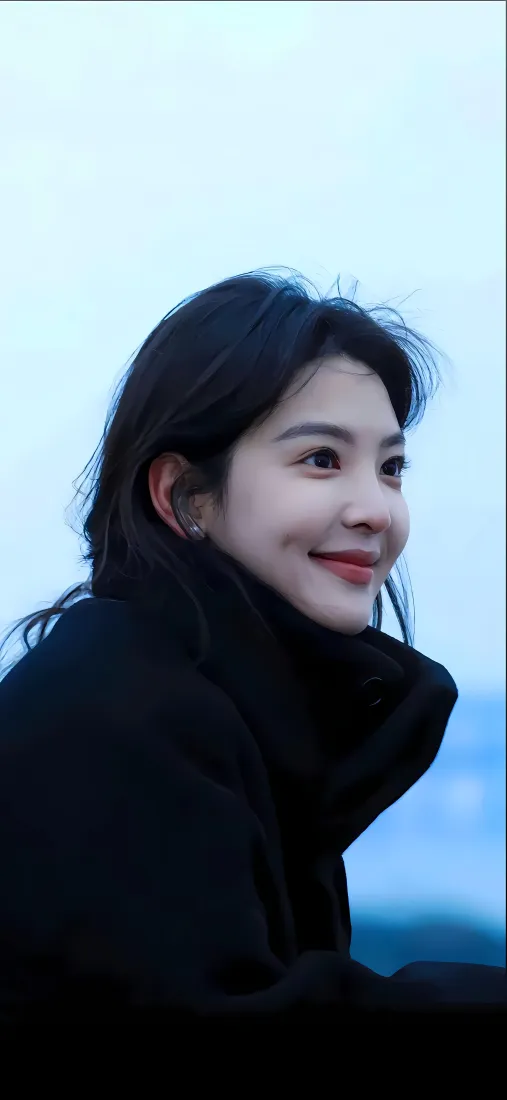 章若楠手机壁纸｜海边背景 - 微笑黑衣美女「哲风壁纸」