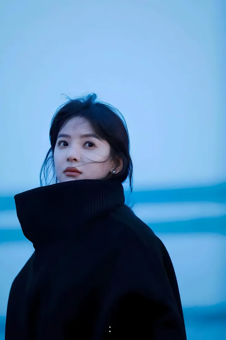 章若楠手机壁纸｜海边背景图片 - 黑色大衣「哲风壁纸」