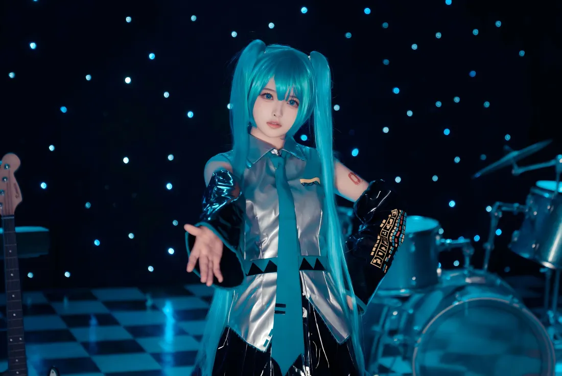 11k初音未来cos壁纸｜舞台乐器 - 蓝发「哲风壁纸」