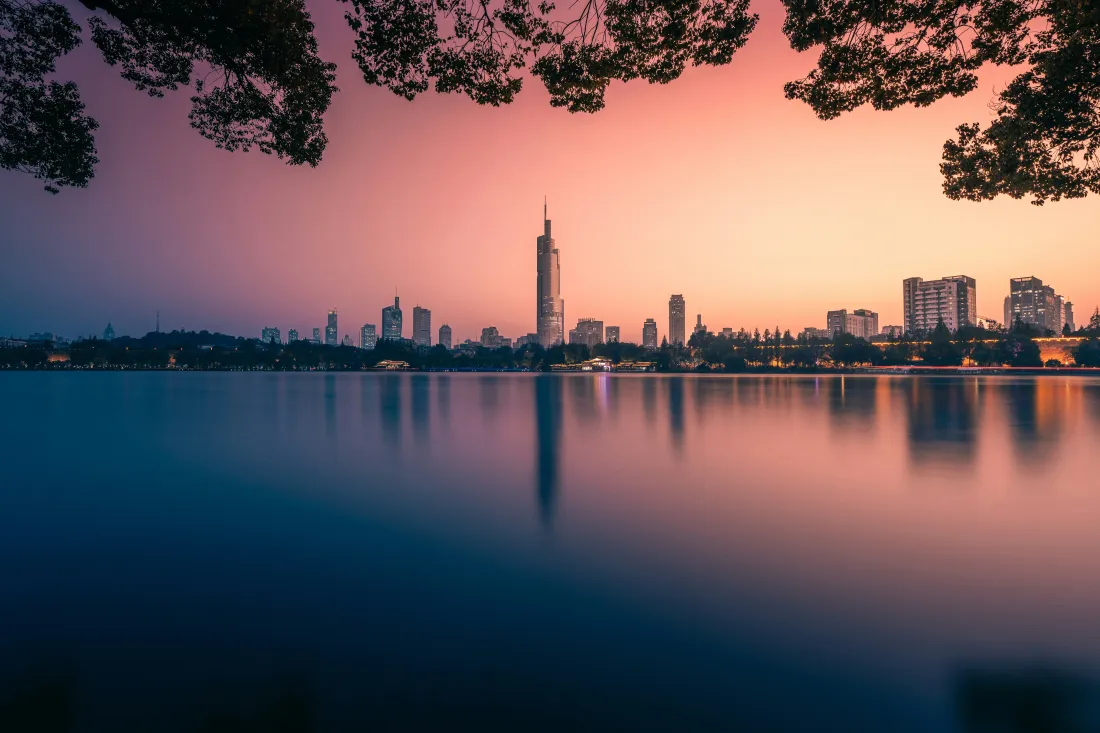 9k湖景壁纸｜城市建筑背景图片 - 黄昏湖边「哲风壁纸」