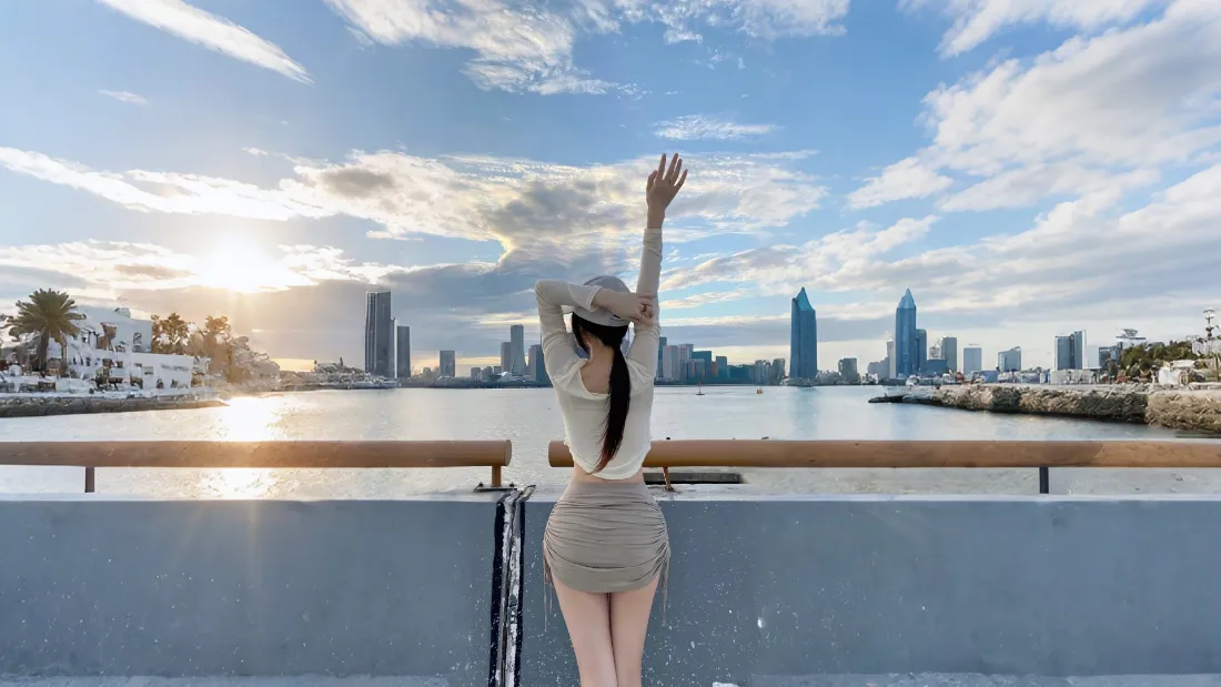 2k美女背影壁纸｜城市河流背景 - 朝阳蓝天「哲风壁纸」