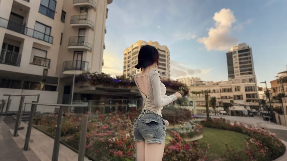 2k白衣美女背影壁纸｜城市花园背景 - 短裤「哲风壁纸」