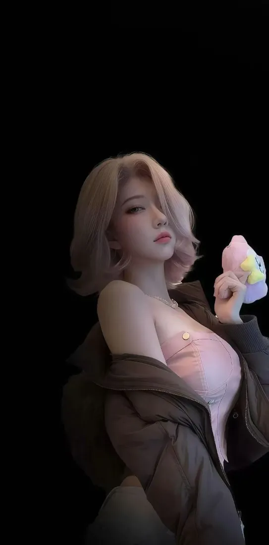 金发美女手机壁纸｜黑色背景 - 粉色内衣玩偶「哲风壁纸」