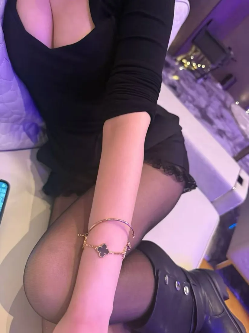 黑衣美女手机壁纸｜室内背景图片 - 黑丝「哲风壁纸」