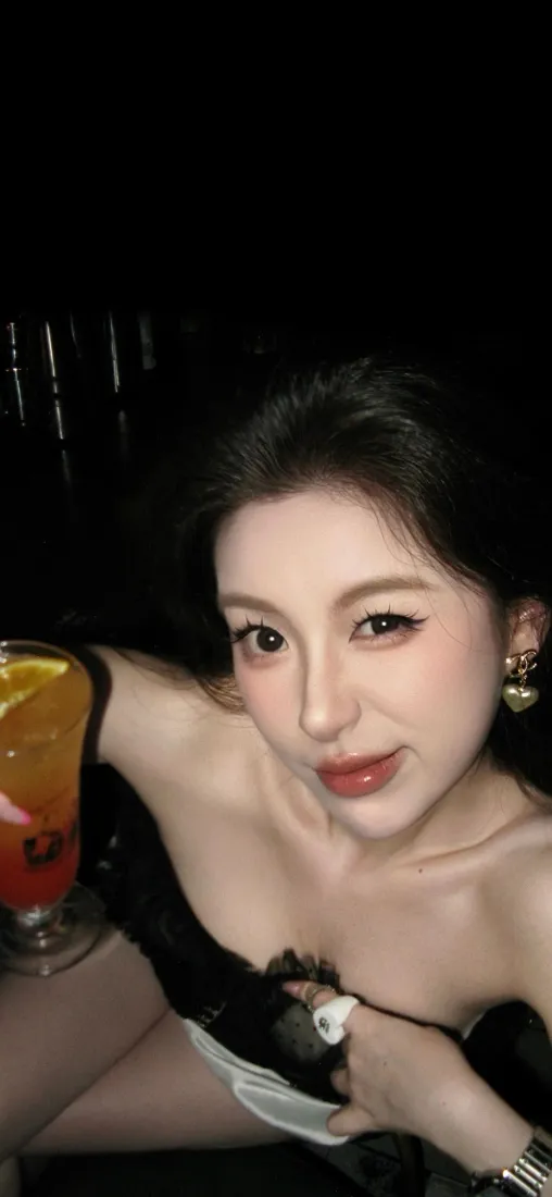 美女手机壁纸｜夜景背景 - 黑色抹胸饮品「哲风壁纸」