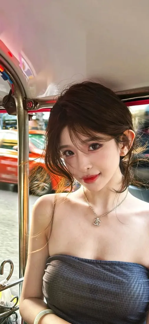 车内美女手机壁纸｜街景背景 - 抹胸裙「哲风壁纸」