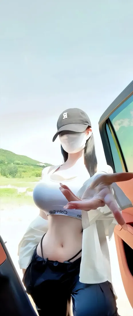 户外美女手机壁纸｜车辆山景 - 戴帽白衣「哲风壁纸」