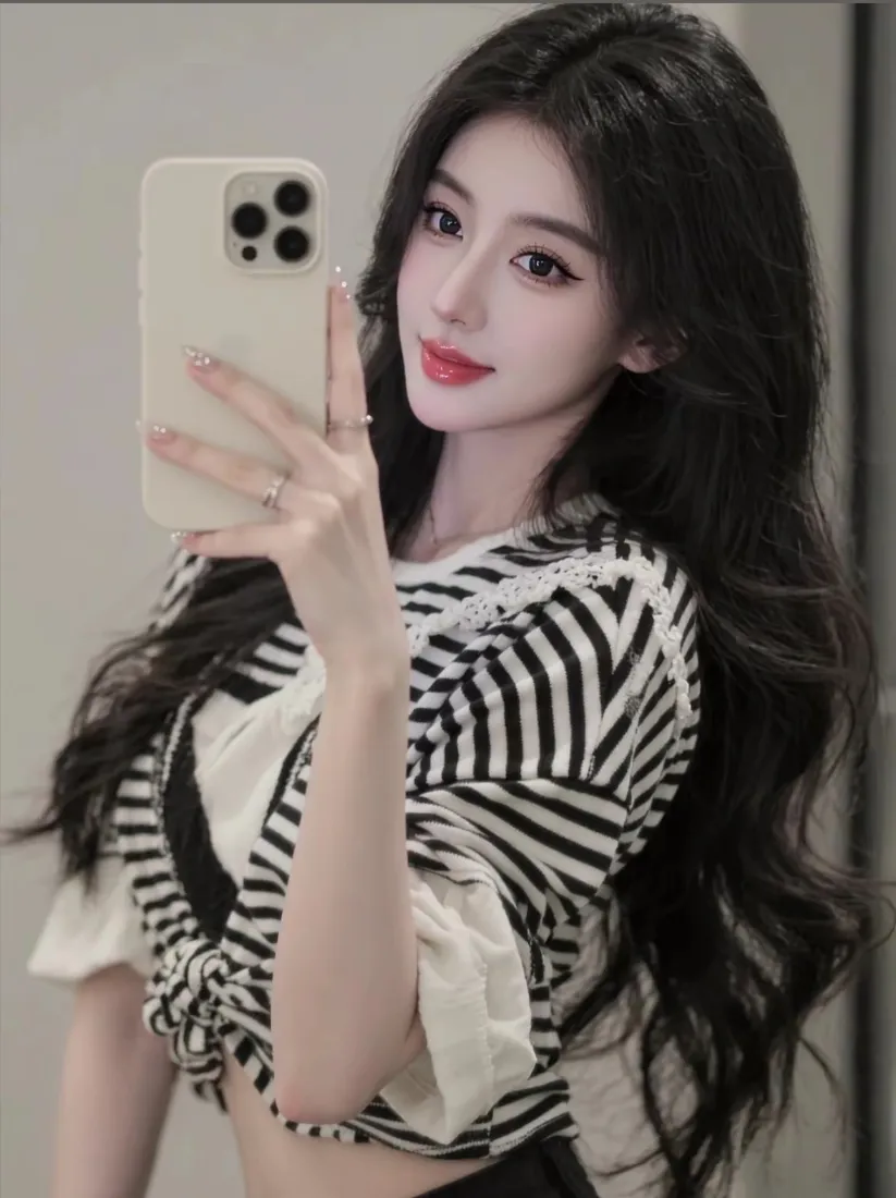 美女自拍手机壁纸｜黑白条纹上衣背景图片 - Ios手机「哲风壁纸」