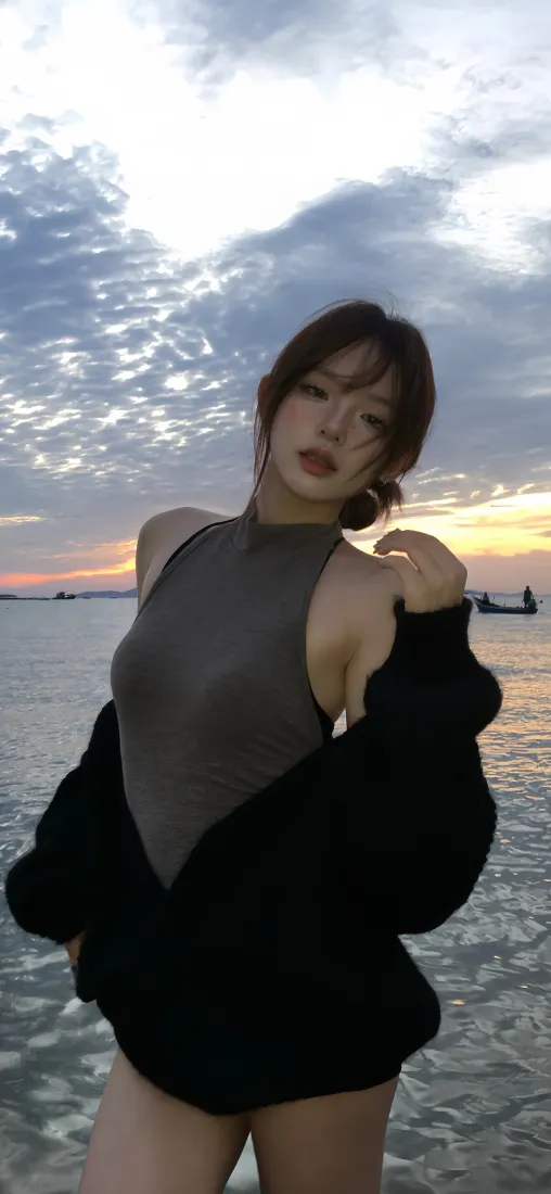 海边美女手机壁纸｜黄昏海景 - 灰色上衣「哲风壁纸」