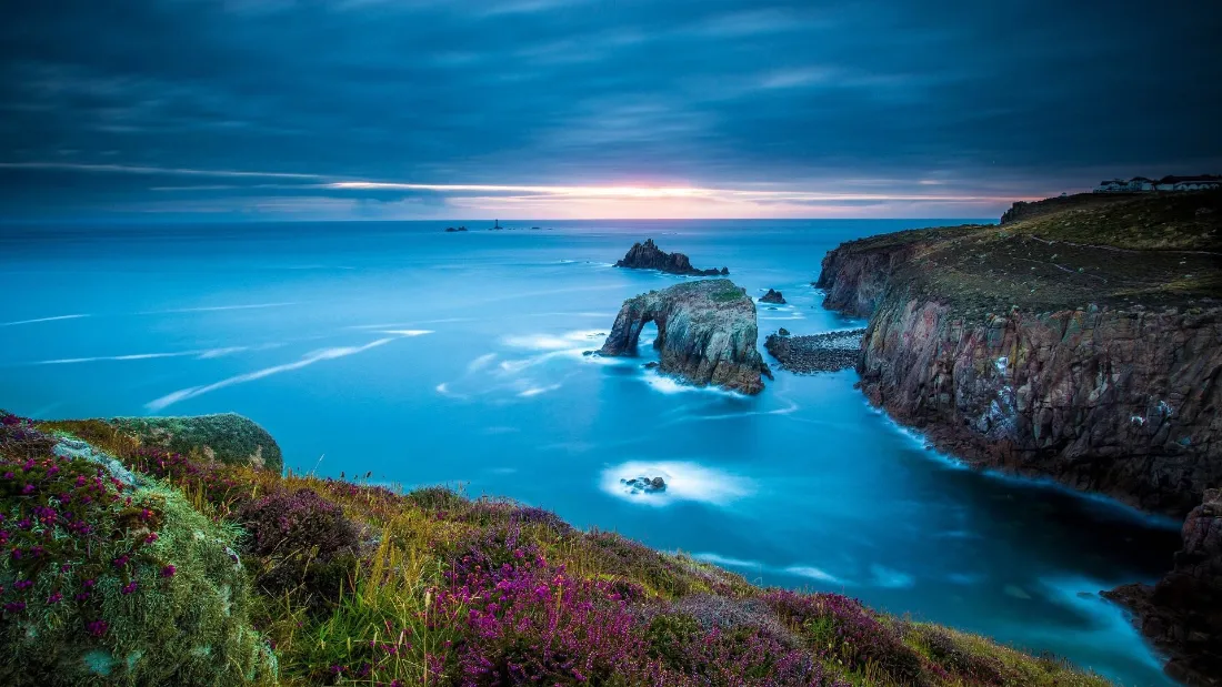 2k海边风景壁纸｜蓝调海岸背景 - 岩石海浪「哲风壁纸」
