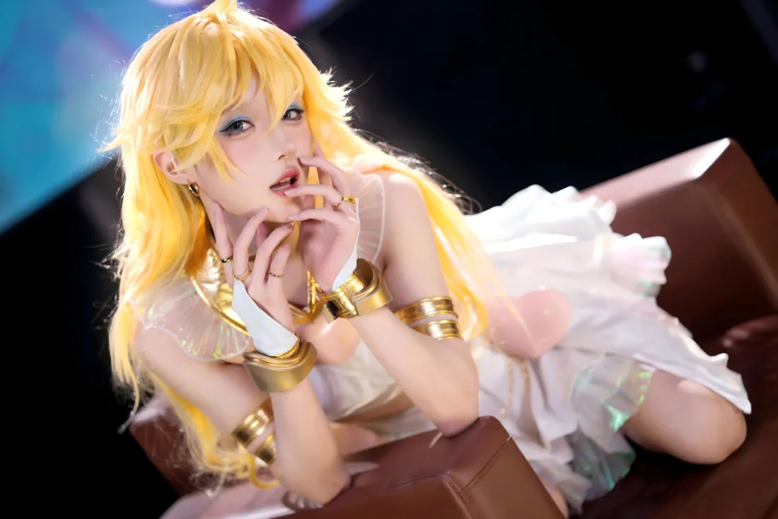 8k金色长发天使cos壁纸｜白色裙装背景 - 美少女「哲风壁纸」