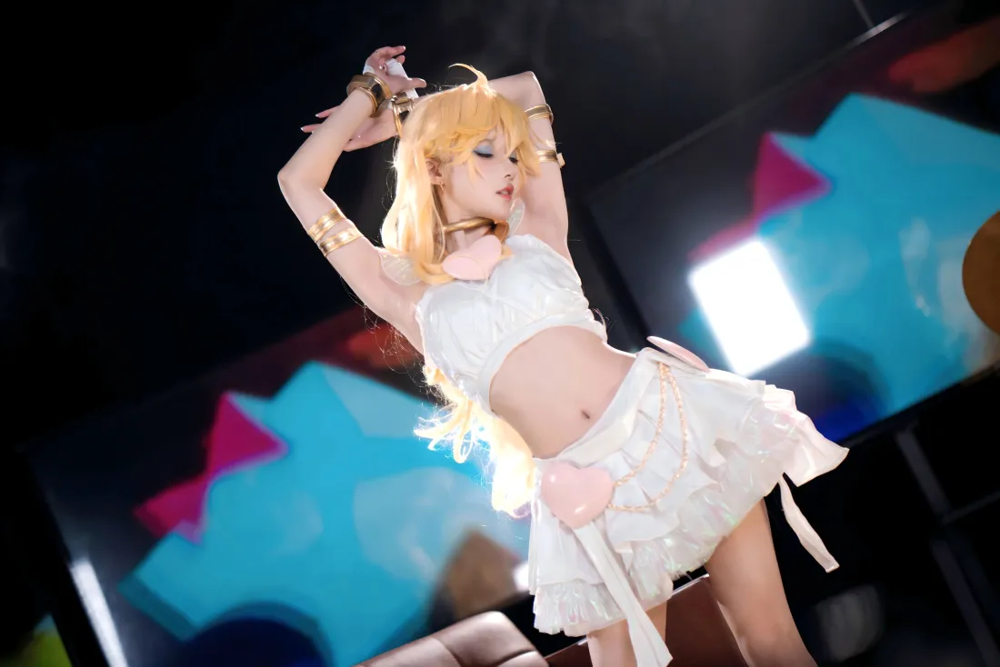 10k天使cos壁纸｜舞台背景 - 金发白衣coser「哲风壁纸」