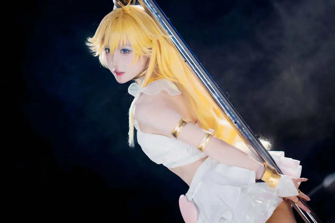 10k天使cos壁纸｜暗系背景图片 - 金色长发「哲风壁纸」