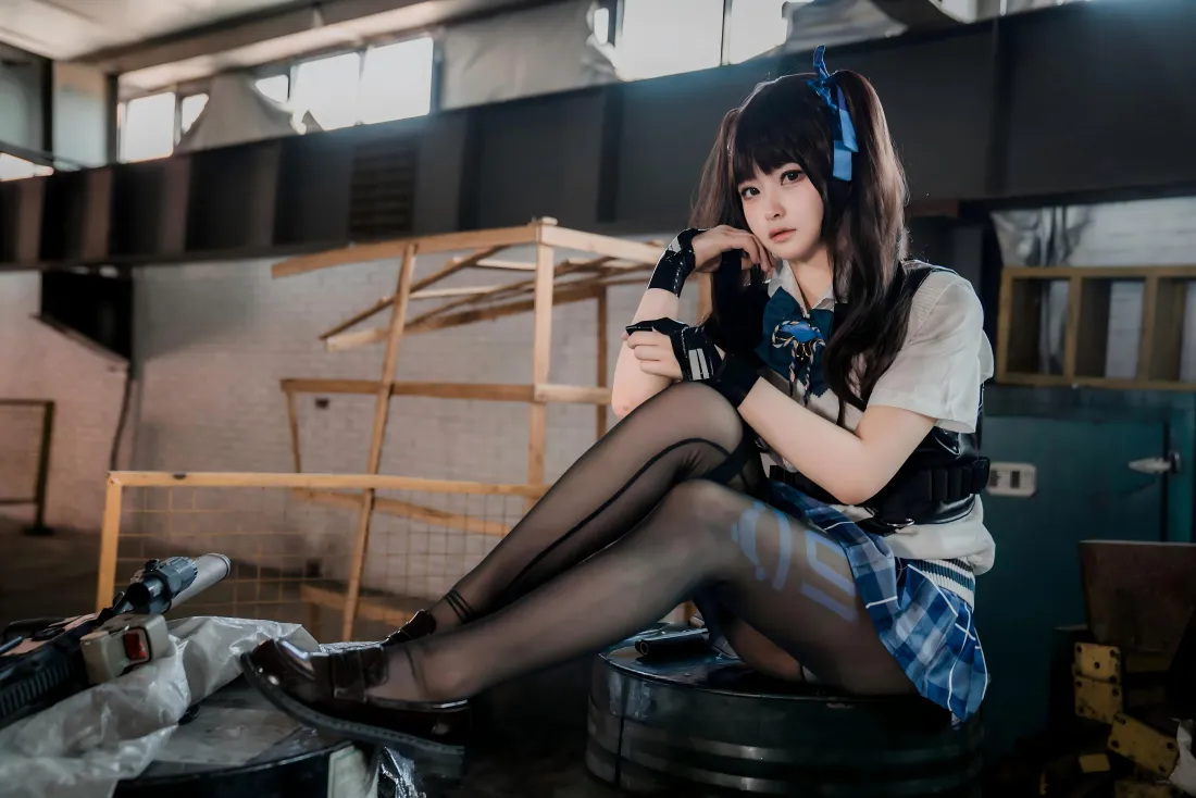 8k关小雨cos壁纸｜工业风背景 - 黑丝短裙「哲风壁纸」