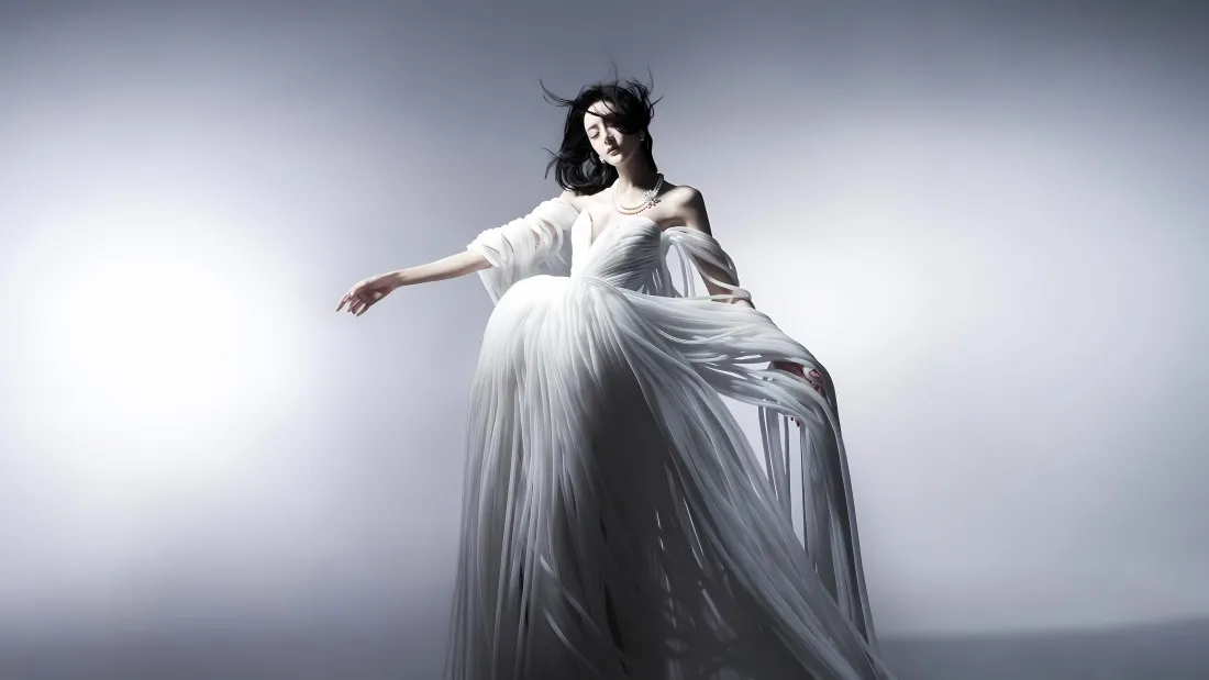 5k迪丽热巴壁纸｜简约大气背景图片 - 白色长裙「哲风壁纸」