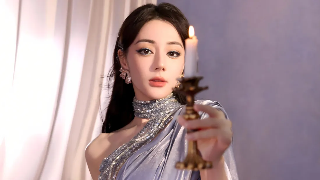 8k迪丽热巴壁纸｜银色礼服背景图 - 烛台「哲风壁纸」