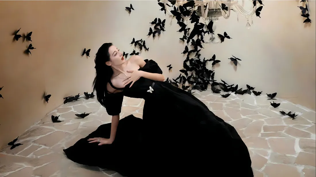 4k迪丽热巴壁纸｜黑蝴蝶背景 - 黑色长裙「哲风壁纸」