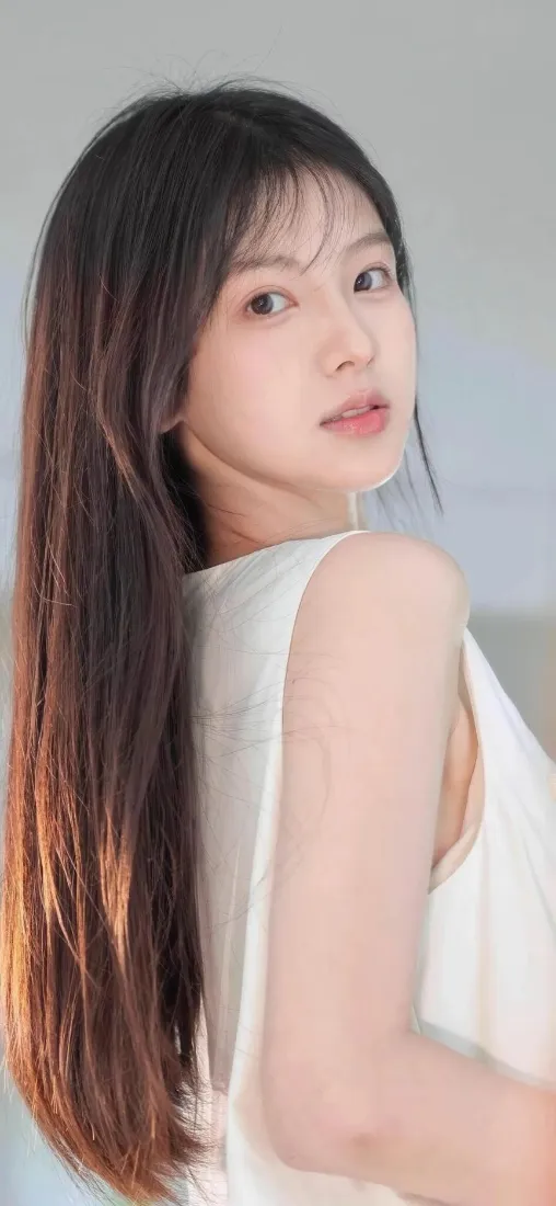 长发美女手机壁纸｜清新背景 - 白衣美女「哲风壁纸」