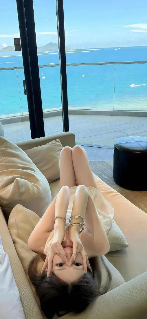 美女躺卧海景手机壁纸｜阳台沙发背景 - 休闲「哲风壁纸」