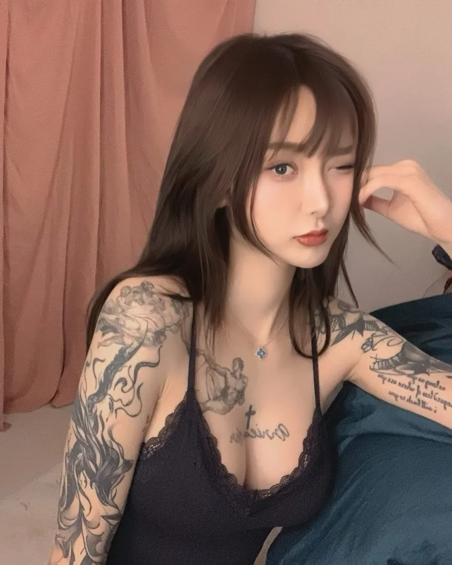 纹身美女手机壁纸｜室内背景图片 - 黑衣美女「哲风壁纸」