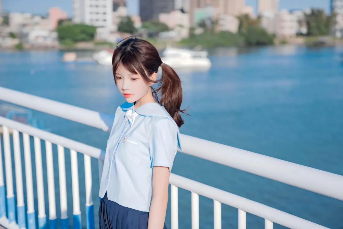 8k双马尾女生壁纸｜蓝桥街拍背景 - 清新穿搭「哲风壁纸」