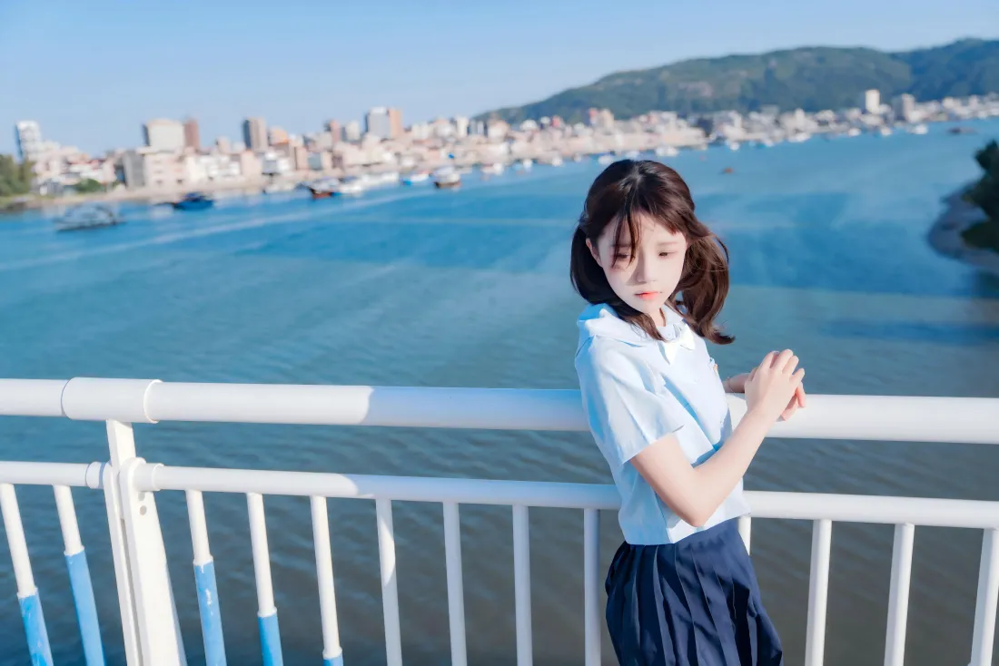 8k蓝裙美女壁纸｜桥边河流背景 - 清新街拍「哲风壁纸」