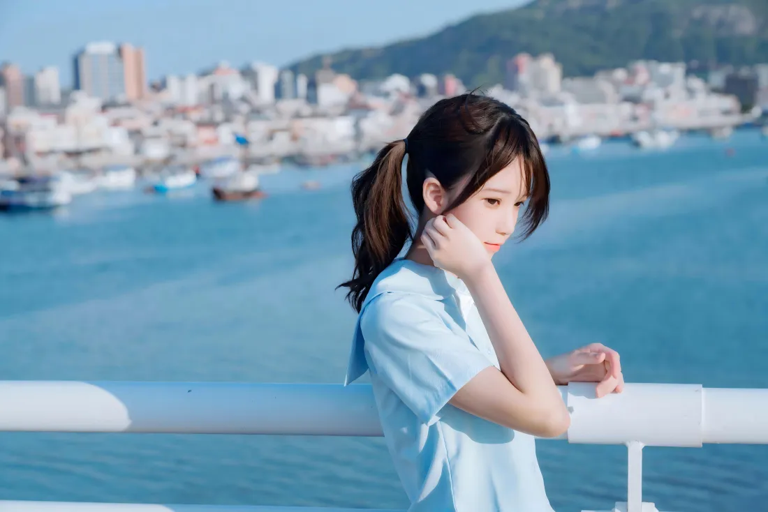 8k蓝衣美女壁纸｜海边风景 - 清新「哲风壁纸」