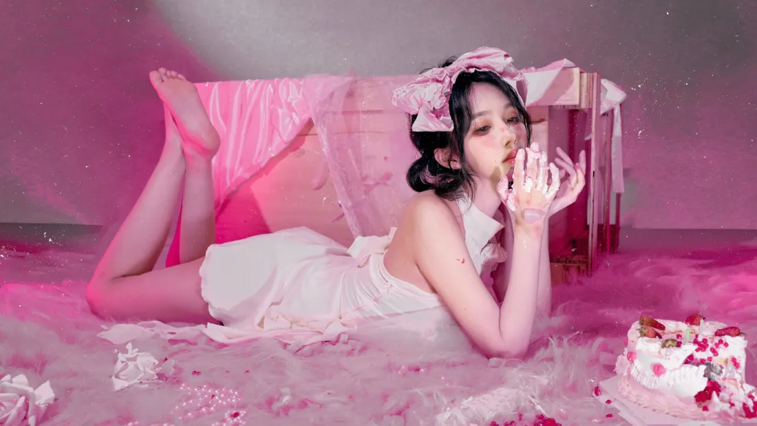 4k粉色系美女壁纸｜甜粉背景 - 蛋糕黑丝氛围感「哲风壁纸」