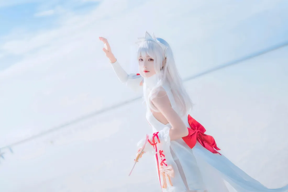 6kcos美女壁纸｜雪景背景 - 白衣红饰「哲风壁纸」