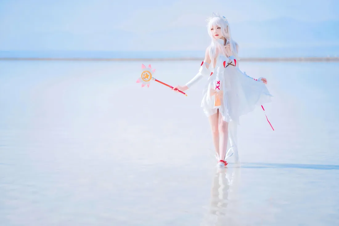 6k白发cos少女壁纸｜盐湖背景 - 白衣魔法棒「哲风壁纸」