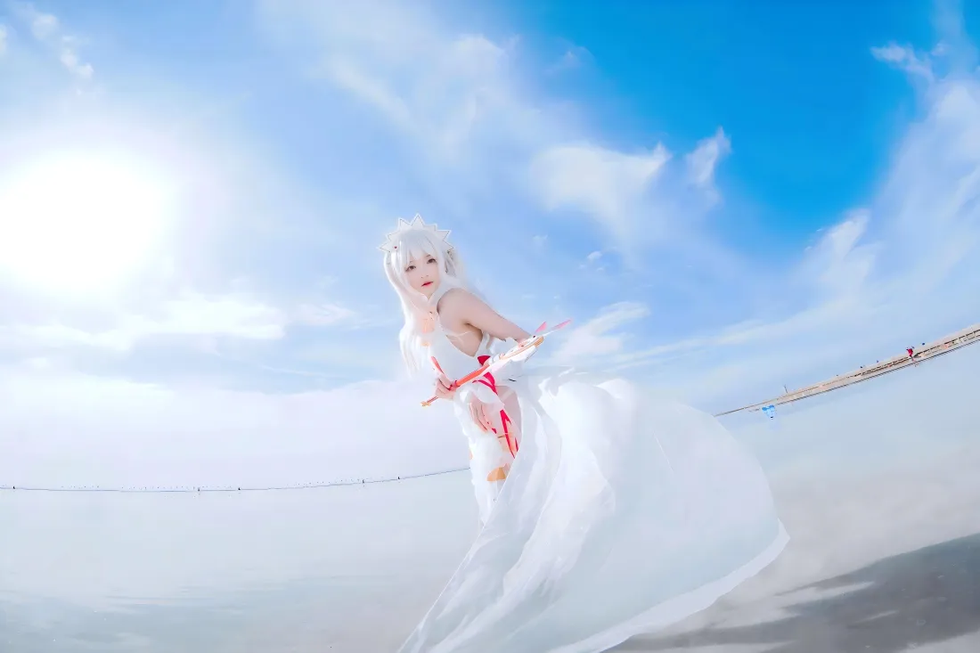 8k白发coser壁纸｜蓝天沙滩 - 白衣美女「哲风壁纸」