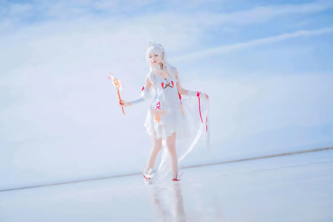 6k白衣cos美女壁纸｜蓝天盐湖 - 二次元「哲风壁纸」