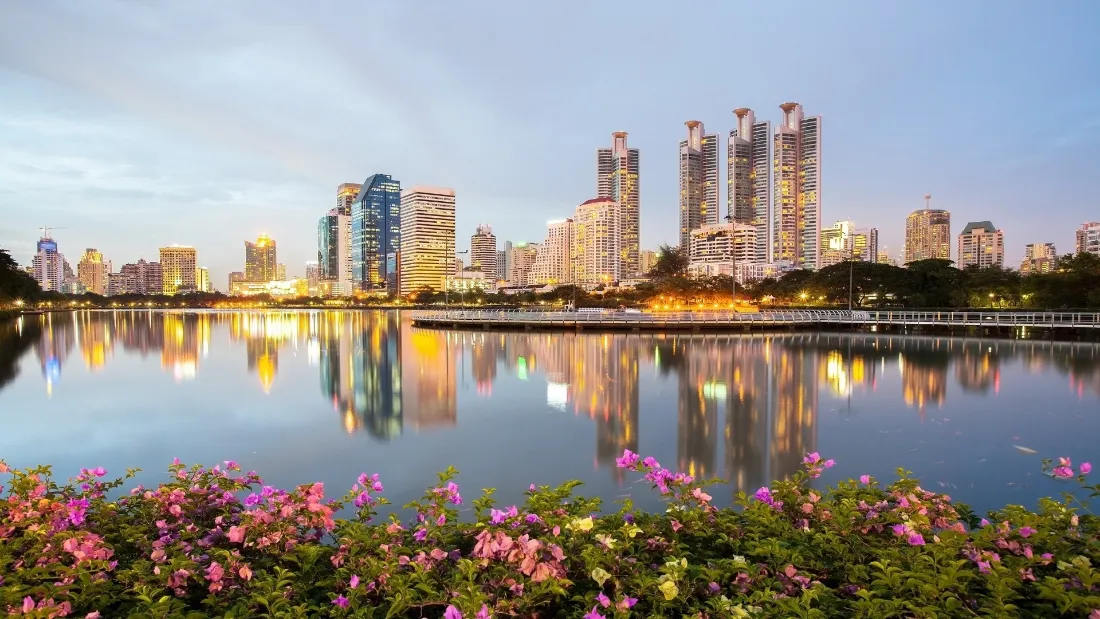 2k城市风景壁纸｜水面倒影背景图片 - 高楼花卉「哲风壁纸」