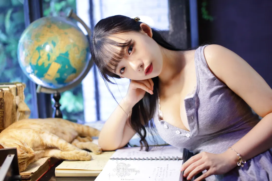 3k紫裙美女壁纸｜室内书桌 - 橘猫地球仪「哲风壁纸」